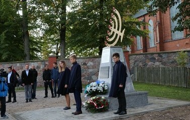 Pomnik pamięci całej żydowskiej ludności Długosiodła 17