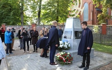 Pomnik pamięci całej żydowskiej ludności Długosiodła 18