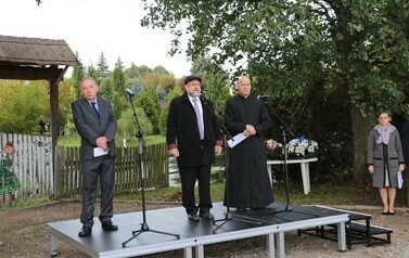 Pomnik pamięci całej żydowskiej ludności Długosiodła 20