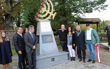 Pomnik pamięci całej żydowskiej ludności Długosiodła 21