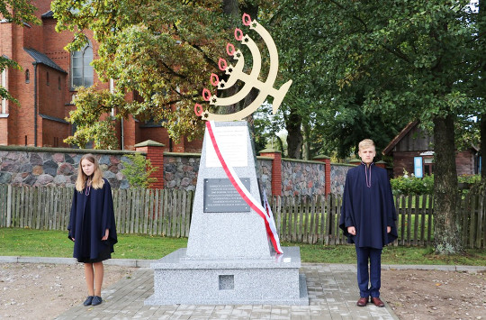 Uroczyste odsłonięcie pomnika PAMIĘCI CAŁEJ ŻYDOWSKIEJ LUDNOŚCI DŁUGOSIODŁA