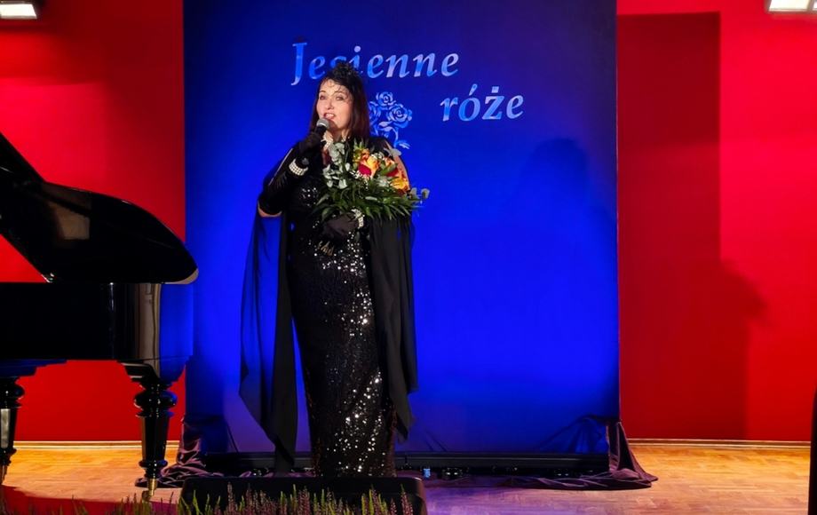Koncert Anny Marii Adamiak z piosenkami Mieczysława Fogga i Hanki Ordonówny w bibliotece w Długosiodle